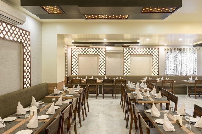 Imagen del bar/restaurante del Hotel The Bayan Elegance. Foto 4