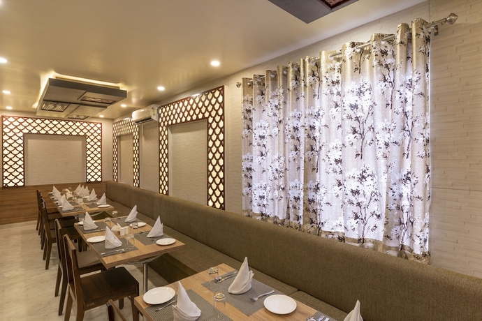 Imagen del bar/restaurante del Hotel The Bayan Elegance. Foto 5