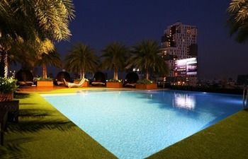 Imagen de la piscina del Hotel The Bazaar. Foto 16