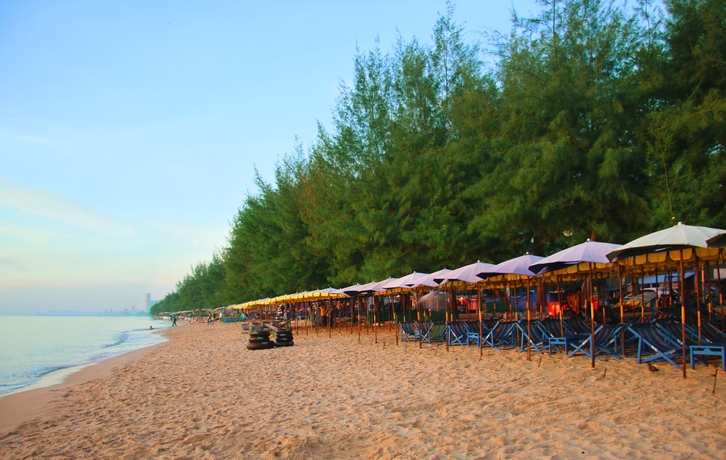 Imagen de los exteriores del Hotel The Beach Cha Am Suites. Foto 8