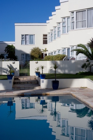 Imagen de la piscina del Hotel The Beach. Foto 13