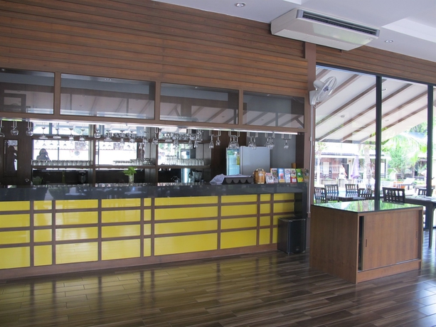 Imagen del bar/restaurante del Hotel The Beach Garden Resort. Foto 2