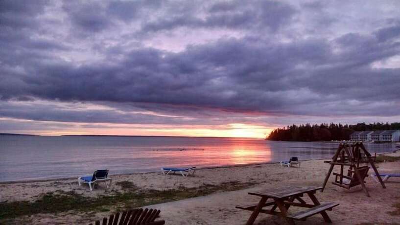 Imagen general del Hotel The Beach House, Mackinaw City. Foto 4