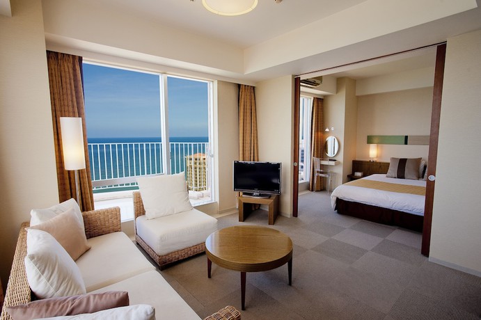 Imagen de la habitación del Hotel The Beach Tower Okinawa. Foto 10