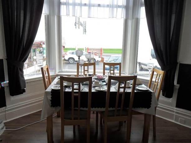 Imagen del bar/restaurante del Hotel The Beach and Apartments. Foto 3