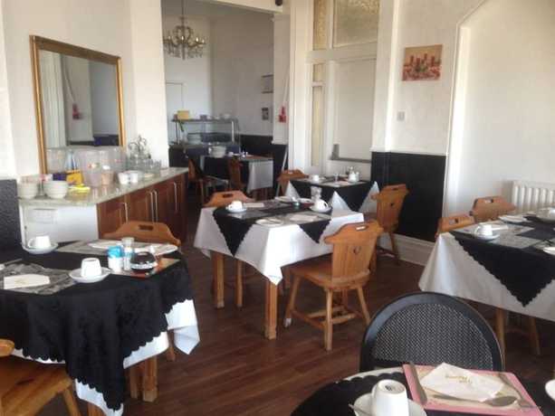 Imagen del bar/restaurante del Hotel The Beach and Apartments. Foto 5