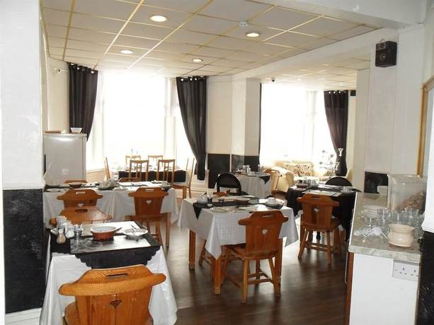 Imagen del bar/restaurante del Hotel The Beach and Apartments. Foto 6