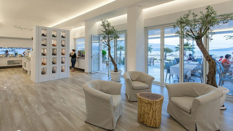 Imagen de los interiores del Hotel The Beachfront Adult Only 16 Plus. Foto 14