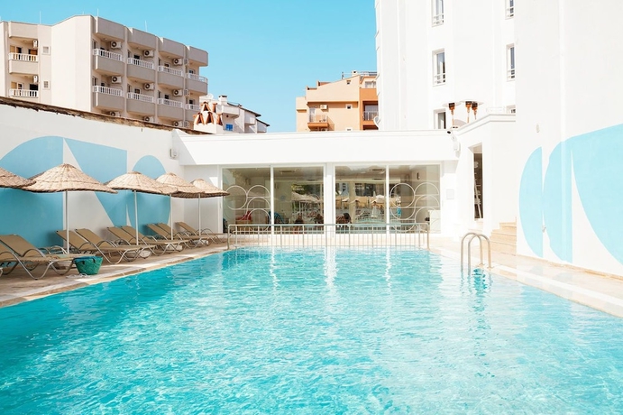 Imagen de la piscina del Hotel The Beachfront Adult Only 16 Plus. Foto 18