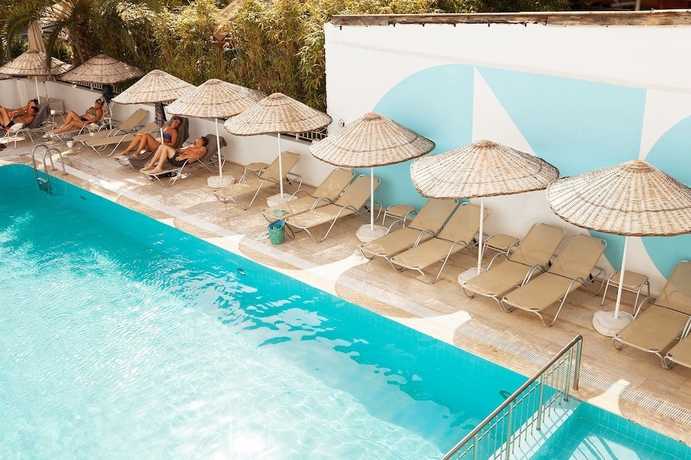 Imagen de la piscina del Hotel The Beachfront Adult Only 16 Plus. Foto 19