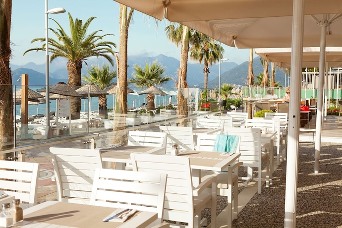 Imagen del bar/restaurante del Hotel The Beachfront Adult Only 16 Plus. Foto 5