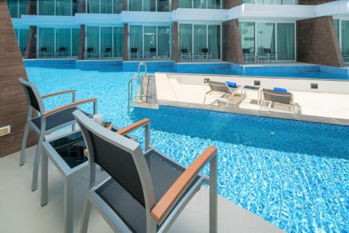 Imagen de la habitación del Hotel The Beachfront Phuket. Foto 5