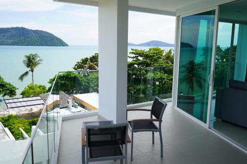 Imagen de la habitación del Hotel The Beachfront Phuket. Foto 8