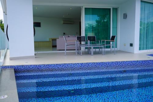 Imagen de la habitación del Hotel The Beachfront Phuket. Foto 9