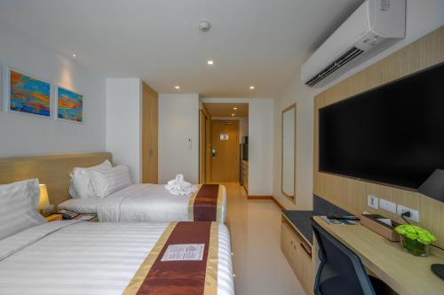 Imagen de la habitación del Hotel The Beachfront Phuket. Foto 11