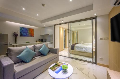 Imagen de la habitación del Hotel The Beachfront Phuket. Foto 12