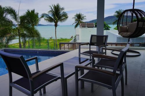 Imagen de los exteriores del Hotel The Beachfront Phuket. Foto 18