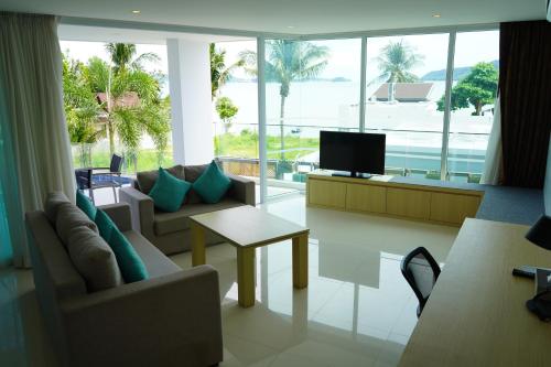 Imagen de los interiores del Hotel The Beachfront Phuket. Foto 20