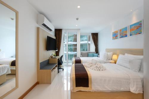 Imagen de la habitación del Hotel The Beachfront Phuket. Foto 15