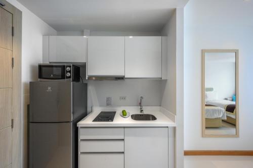 Imagen de la habitación del Hotel The Beachfront Phuket. Foto 17