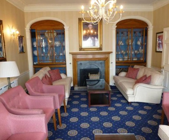 Imagen del bar/restaurante del Hotel The Bear, Devizes. Foto 2