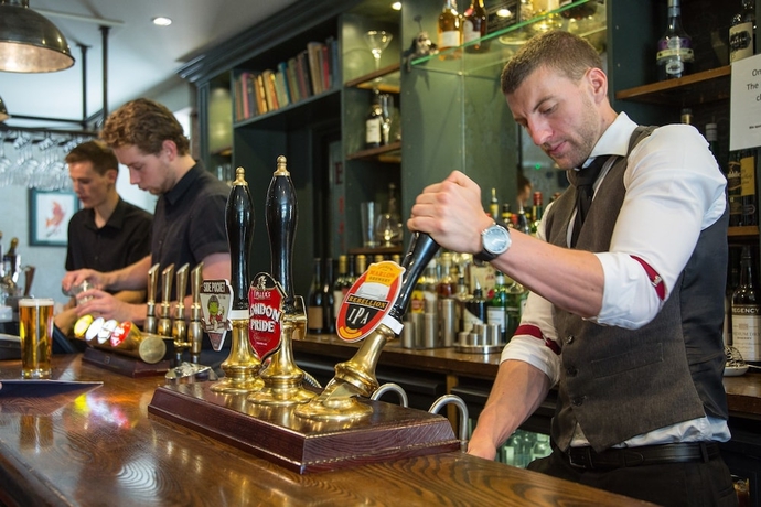 Imagen del bar/restaurante del Hotel The Bedford Arms. Foto 12