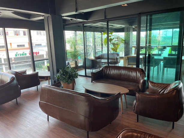 Imagen del bar/restaurante del Hotel The Bedrooms Maeklong Service Apartment. Foto 3