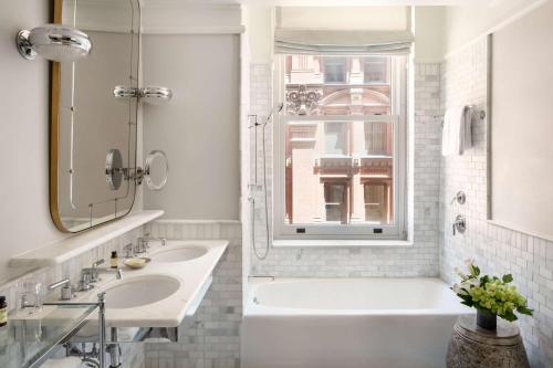 Imagen de la habitación del Hotel The Beekman, a Thompson. Foto 17