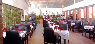 Imagen del bar/restaurante del Hotel The Bell. Foto 1
