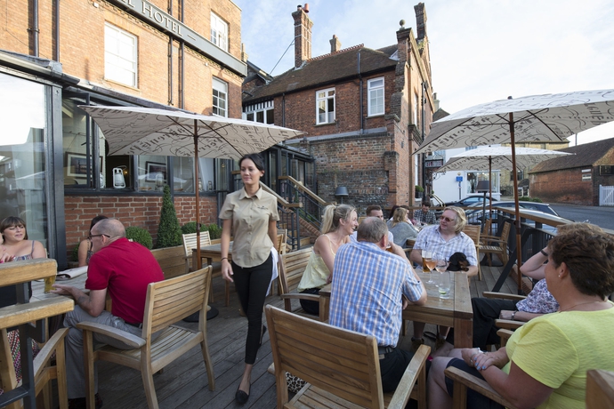 Imagen de los exteriores del Hotel The Bell, Sandwich. Foto 9