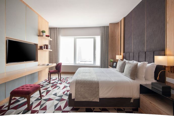 Imagen de la habitación del Hotel The Bentley Luxury and Suites. Foto 16