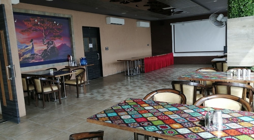 Imagen del bar/restaurante del Hotel The Bentree, Bhopal. Foto 2