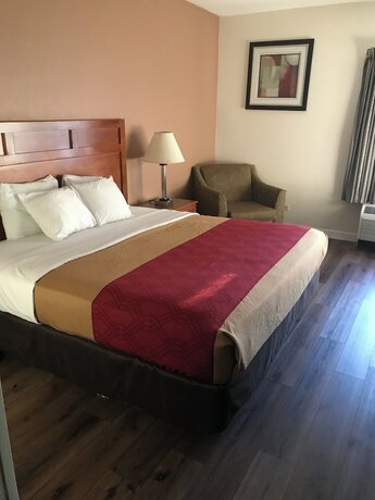 Imagen de la habitación del Hotel The Best Inn and Suites. Foto 9