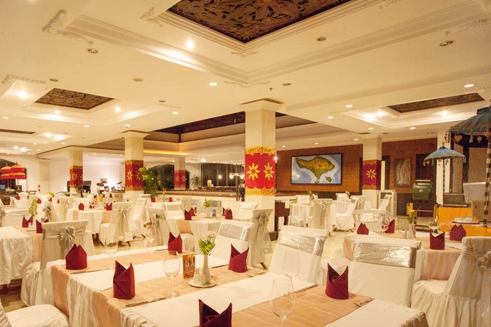 Imagen del bar/restaurante del Hotel The Beverly Hills Bali A Luxury Villas and Spa - Chse Certified. Foto 2