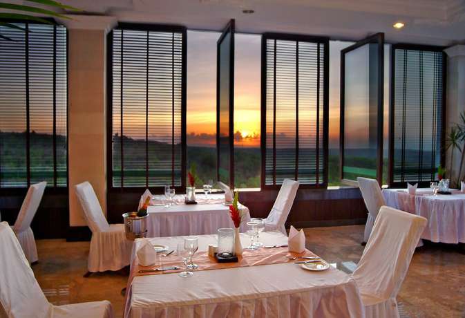 Imagen del bar/restaurante del Hotel The Beverly Hills Bali A Luxury Villas and Spa - Chse Certified. Foto 3