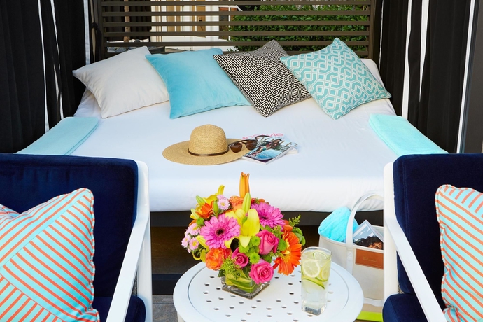 Imagen de la piscina del Hotel The Beverly Hilton. Foto 15