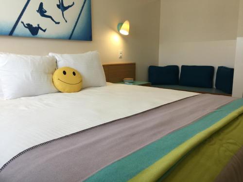 Imagen de la habitación del Hotel The Beverly Laurel at West Hollywood. Foto 2