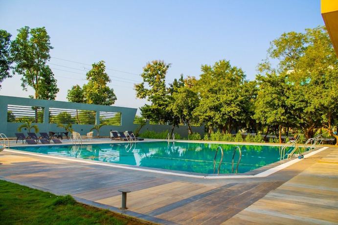 Imagen de la piscina del Hotel The Bhagwati Resort. Foto 17
