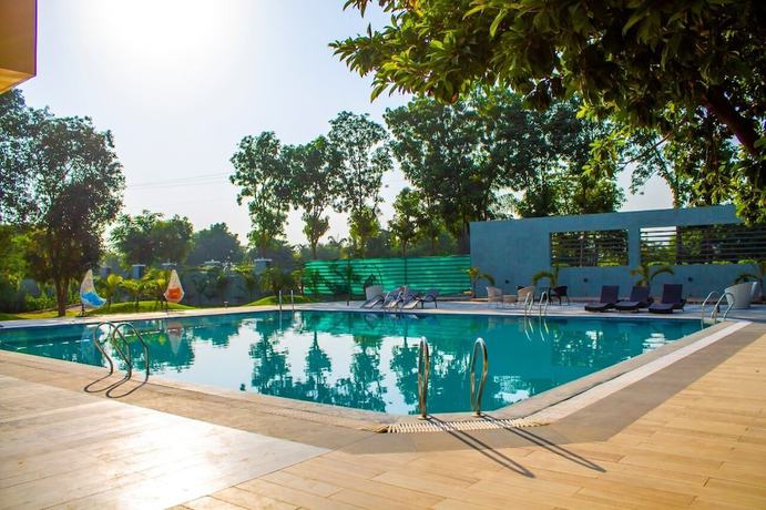 Imagen de la piscina del Hotel The Bhagwati Resort. Foto 19