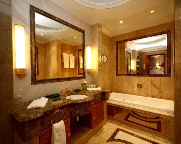 Imagen de la habitación del Hotel The Biltmore Al Madinah. Foto 6