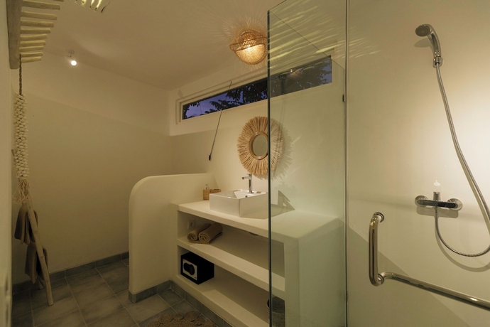 Imagen de la habitación del Hotel The Bingin Beach Villas Bungalow Resort. Foto 14