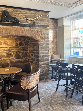 Imagen del bar/restaurante del Hotel The Black Lion, Cardigan. Foto 2