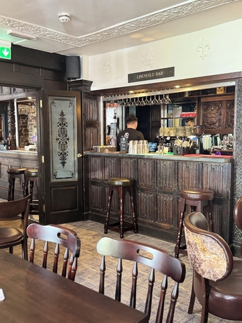 Imagen del bar/restaurante del Hotel The Black Lion, Cardigan. Foto 3