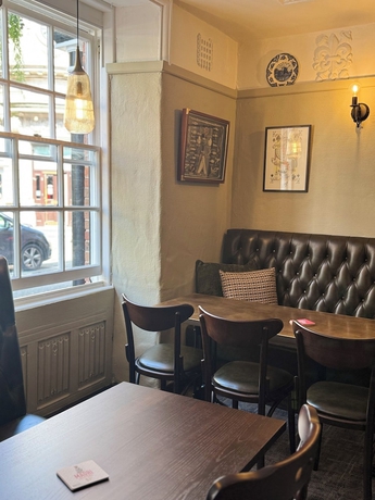 Imagen del bar/restaurante del Hotel The Black Lion, Cardigan. Foto 4