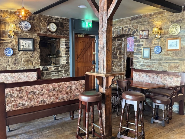 Imagen del bar/restaurante del Hotel The Black Lion, Cardigan. Foto 5