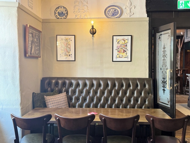 Imagen del bar/restaurante del Hotel The Black Lion, Cardigan. Foto 6