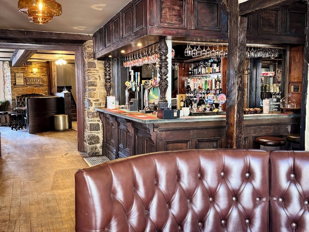 Imagen del bar/restaurante del Hotel The Black Lion, Cardigan. Foto 7