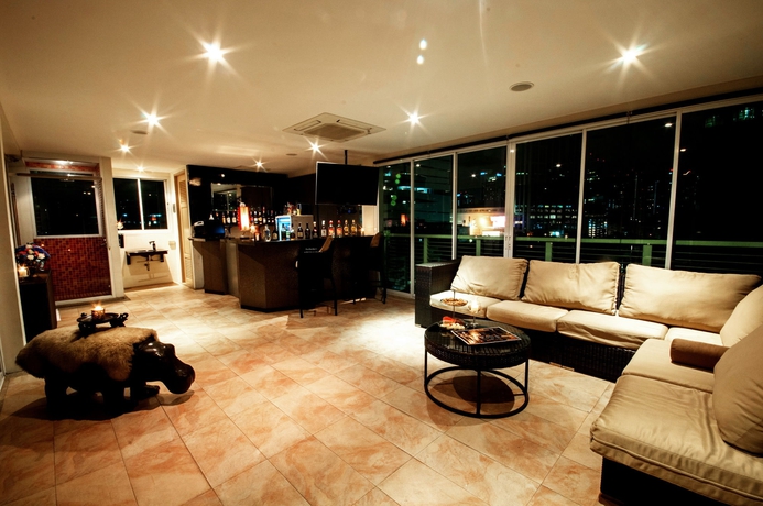 Imagen de la piscina del Hotel The Bless and Residence. Foto 15