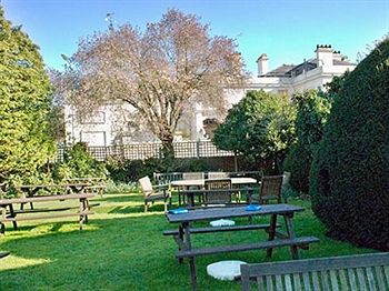 Imagen de los exteriores del Hotel The Blue Anchor. Foto 4