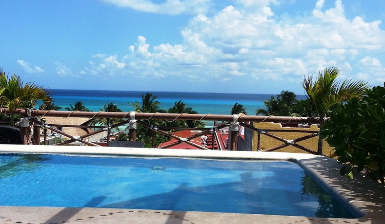 Imagen de la piscina del Hotel The Blue Pearl Suites. Foto 11